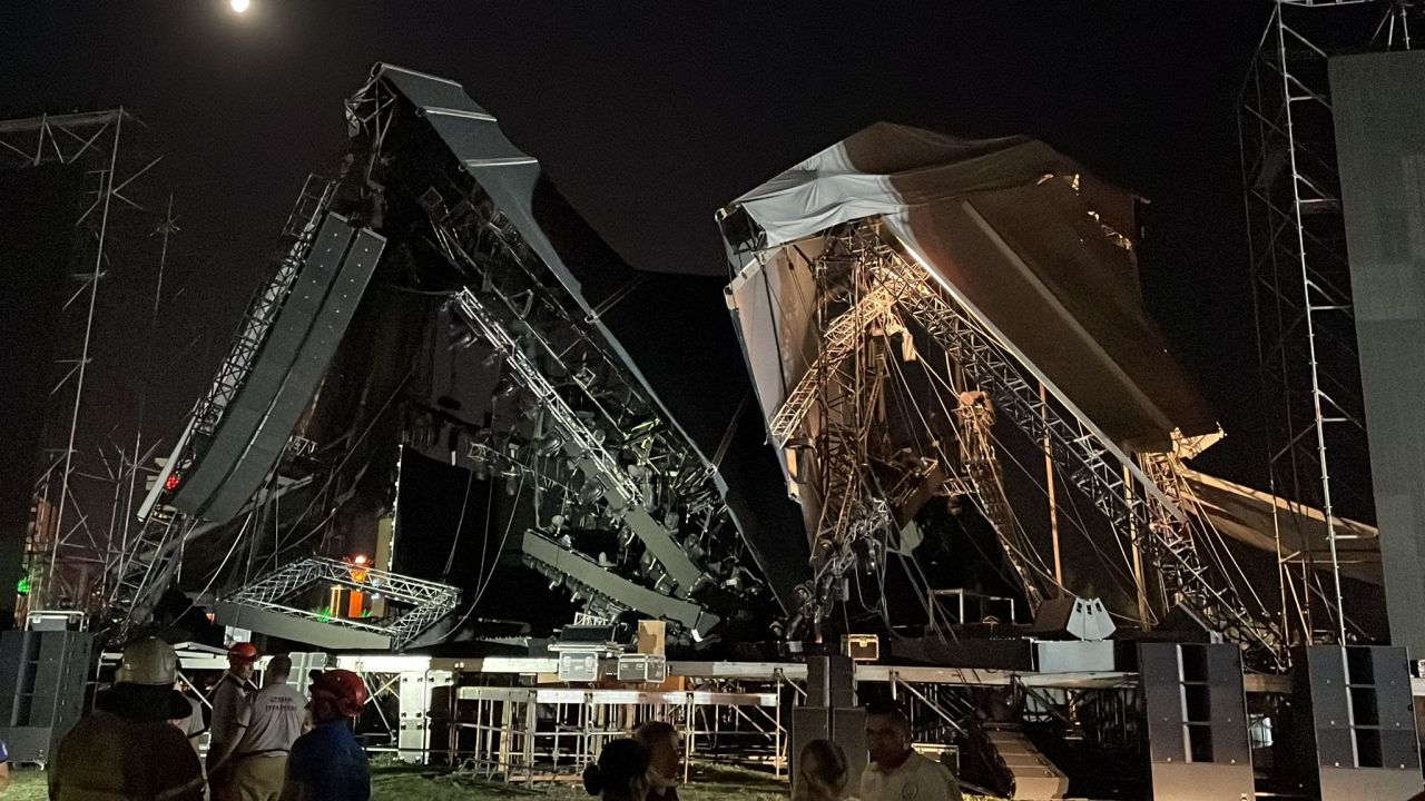 İzmir'de Tarkan konseri için kurulan sahne çöktü: 1 yaralı 12