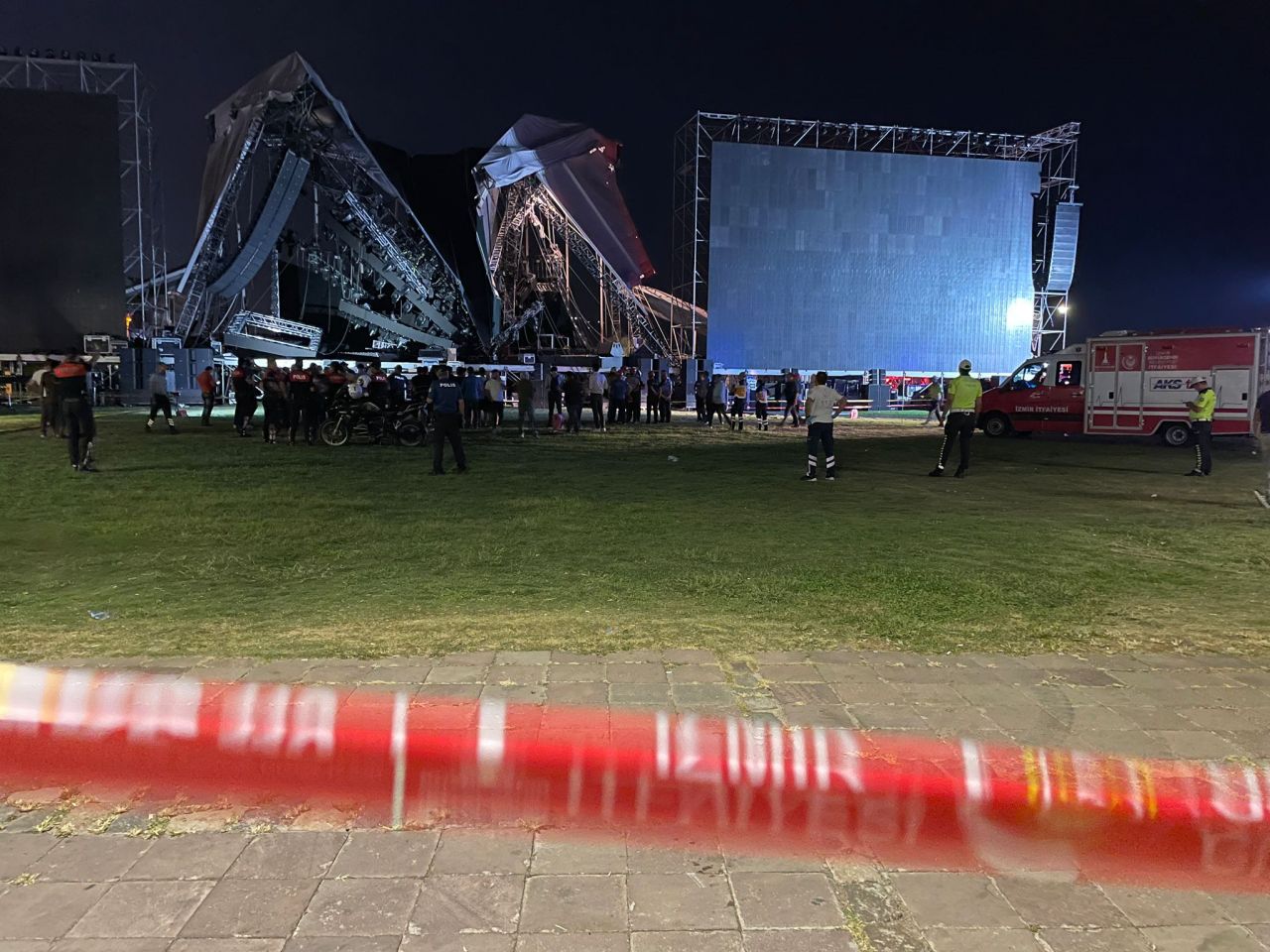 İzmir'de Tarkan konseri için kurulan sahne çöktü: 1 yaralı 14