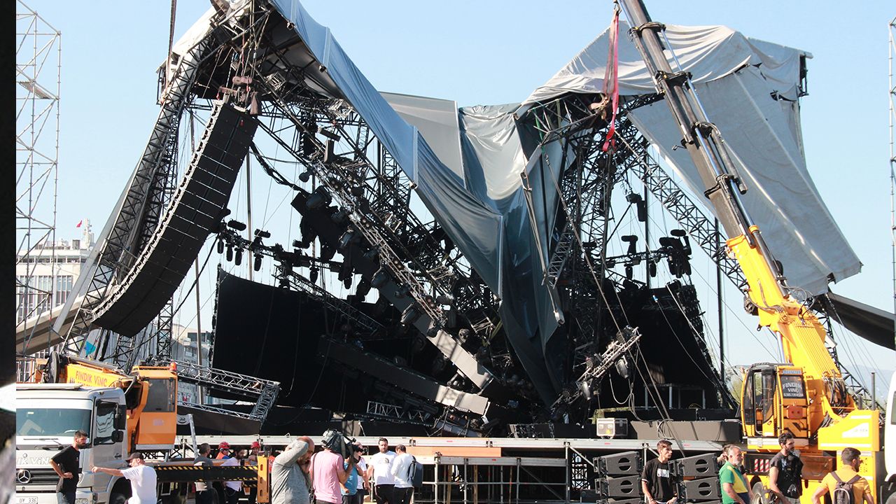 Tarkan'ın İzmir'de konser vereceği sahne çökmüştü: Havadan böyle görüntülendi 6