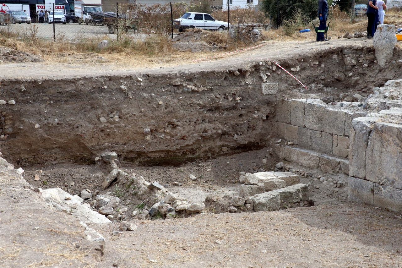 Tokat’ta tarih gün yüzüne çıkıyor! Geçmişi M.Ö 1. yüzyıla dayanan Sepastapolis’de kazı çalışmaları devam ediyor 6