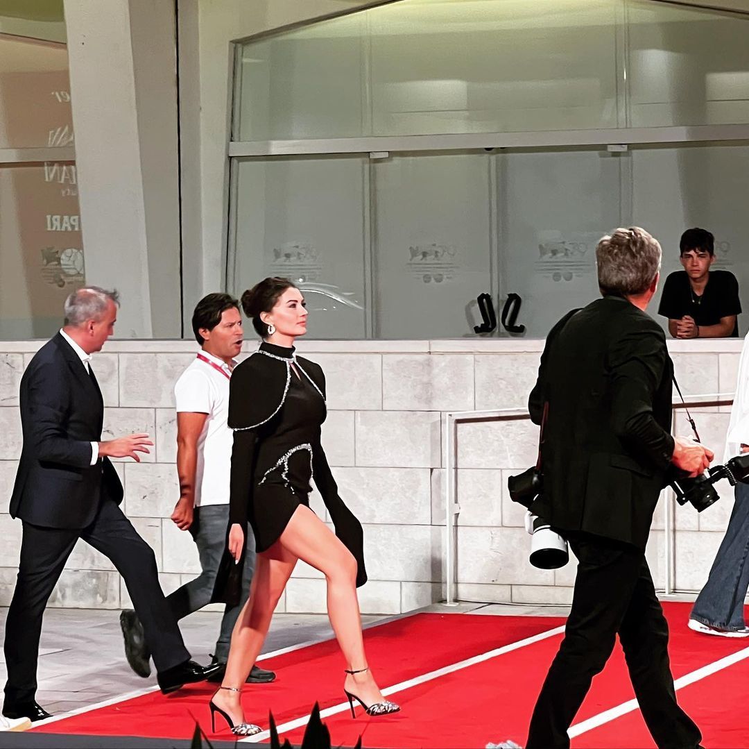 Gökçe Bahadır, Salih Bademci ve Burcu Özberk'ten 'Venedik Film Festivali' pozları 4