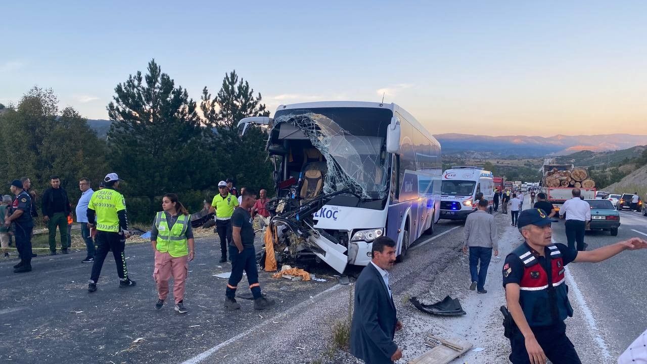 Kastamonu’da yolcu otobüsü ile traktör çarpıştı: Ölü ve yaralılar var 1