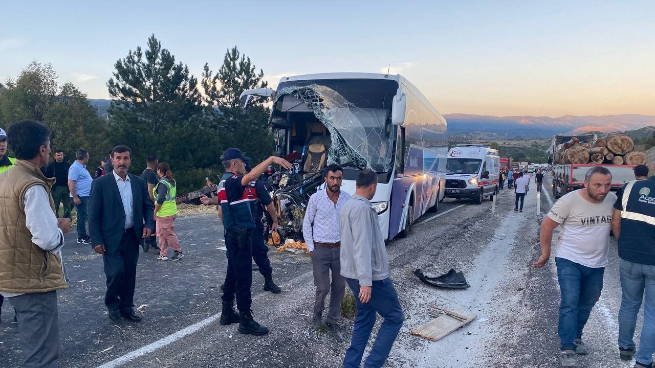 Kastamonu’da yolcu otobüsü ile traktör çarpıştı: Ölü ve yaralılar var 2