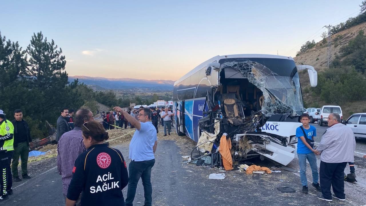Kastamonu’da yolcu otobüsü ile traktör çarpıştı: Ölü ve yaralılar var 4