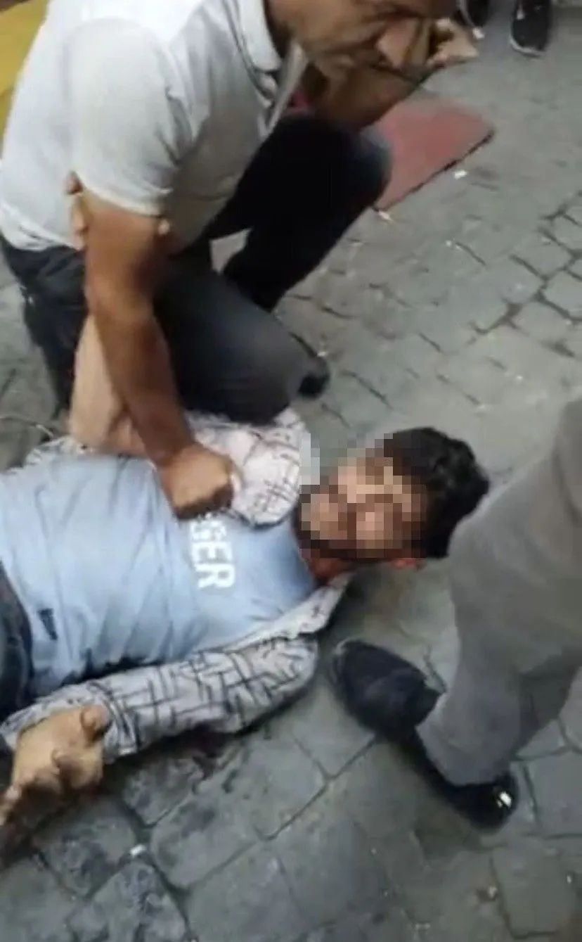 Eminönü'nde ortalığı karıştıran taciz iddiası: Kadınlar yerde tekmeledi! 4