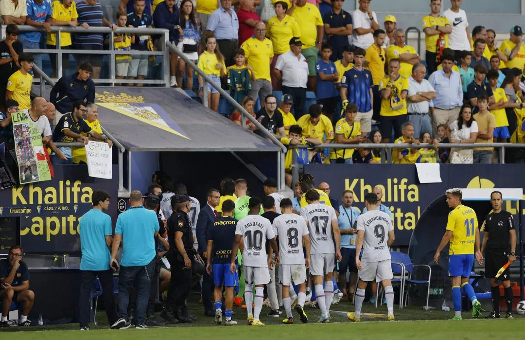 Cadiz - Barcelona maçında bir taraftar kalp krizi geçirdi! O anlarda tüm stadyum bir anda buz kesti 6