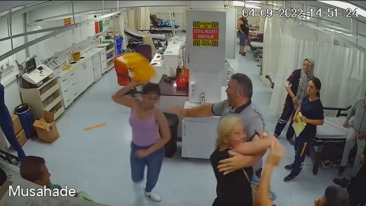 Hastane savaş alanına döndü! Anne ile kızı serum takmayan doktora saldırdı... Tutuklama kararı! 1