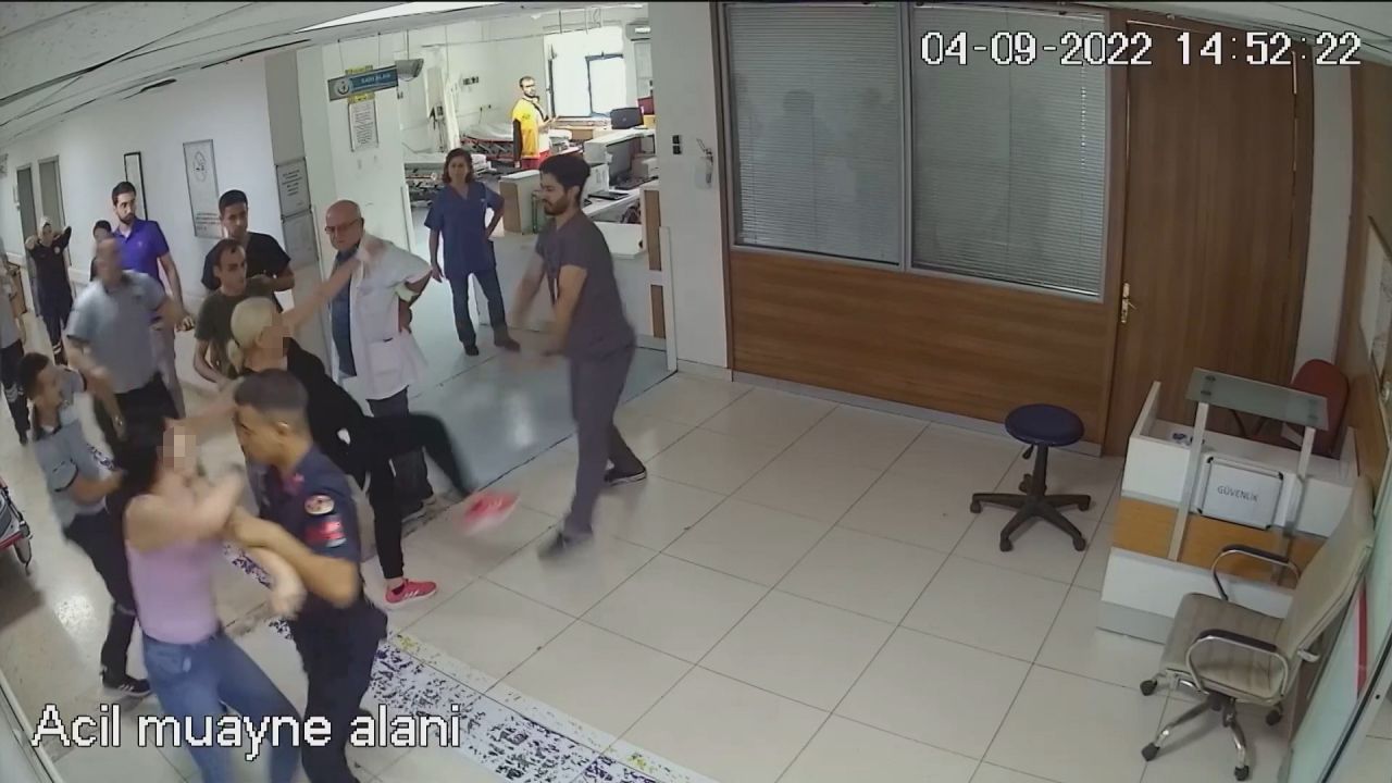 Hastane savaş alanına döndü! Anne ile kızı serum takmayan doktora saldırdı... Tutuklama kararı! 2