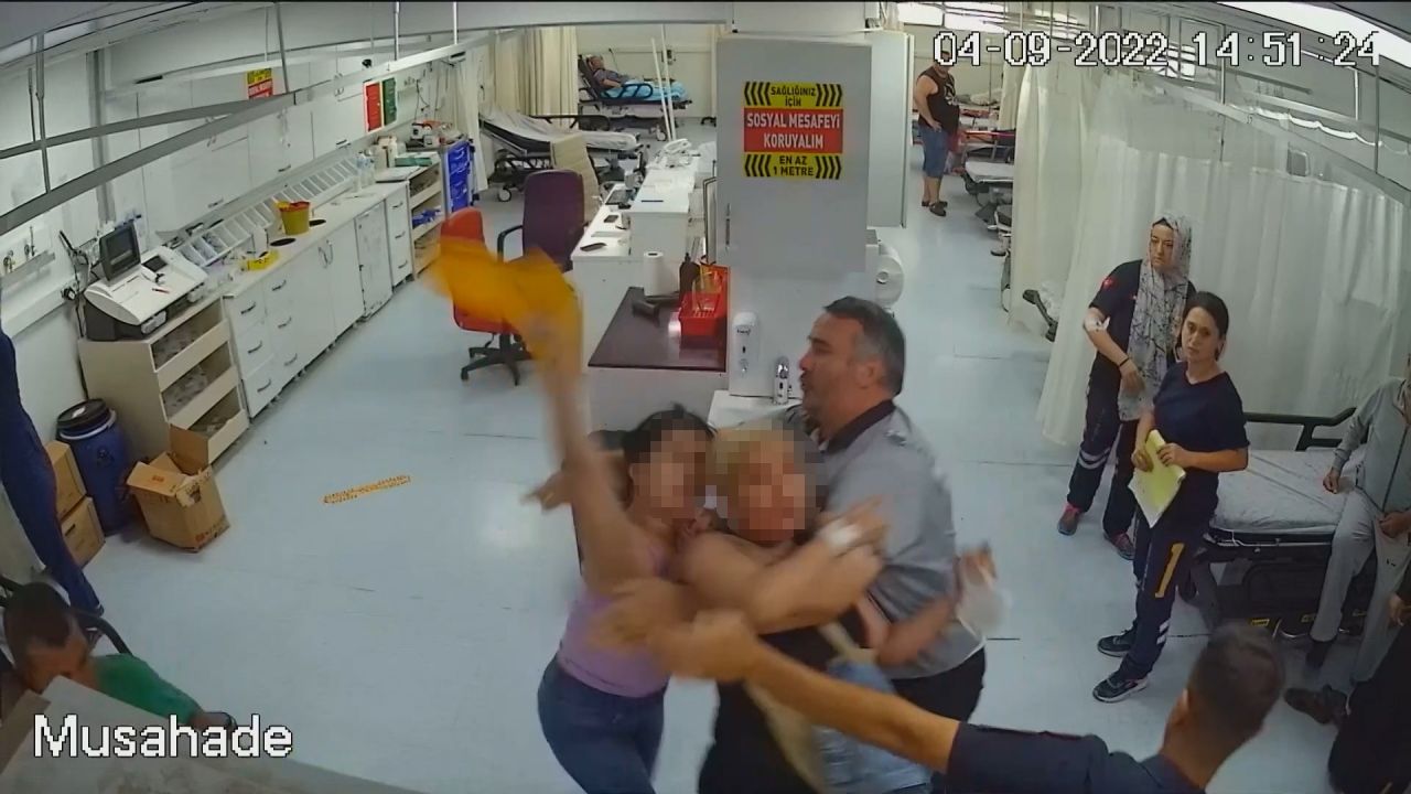 Hastane savaş alanına döndü! Anne ile kızı serum takmayan doktora saldırdı... Tutuklama kararı! 3