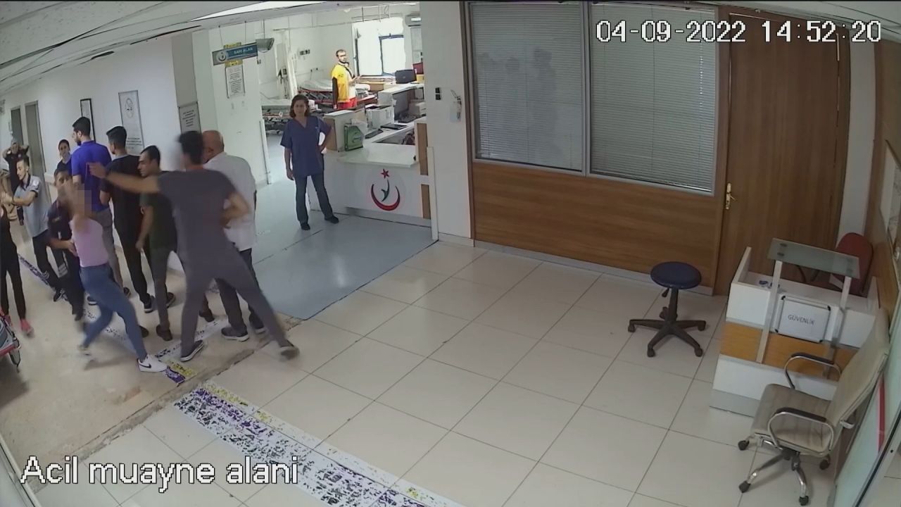 Hastane savaş alanına döndü! Anne ile kızı serum takmayan doktora saldırdı... Tutuklama kararı! 5