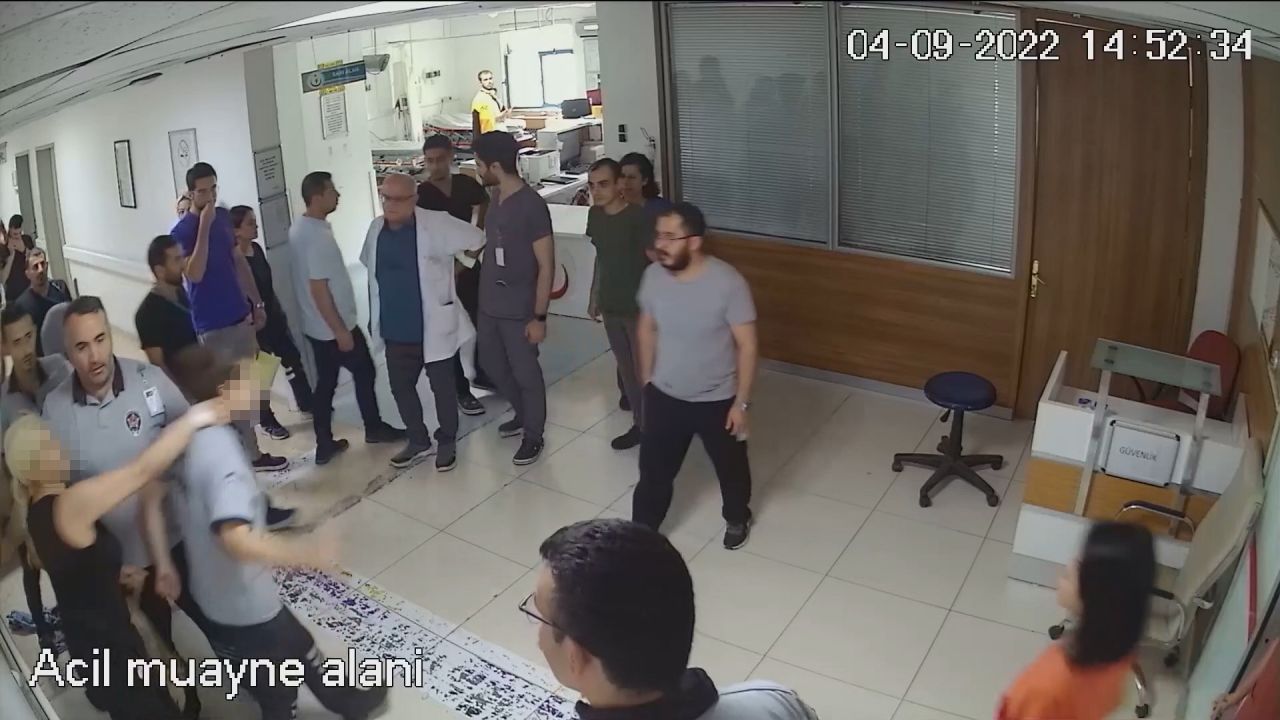 Hastane savaş alanına döndü! Anne ile kızı serum takmayan doktora saldırdı... Tutuklama kararı! 4