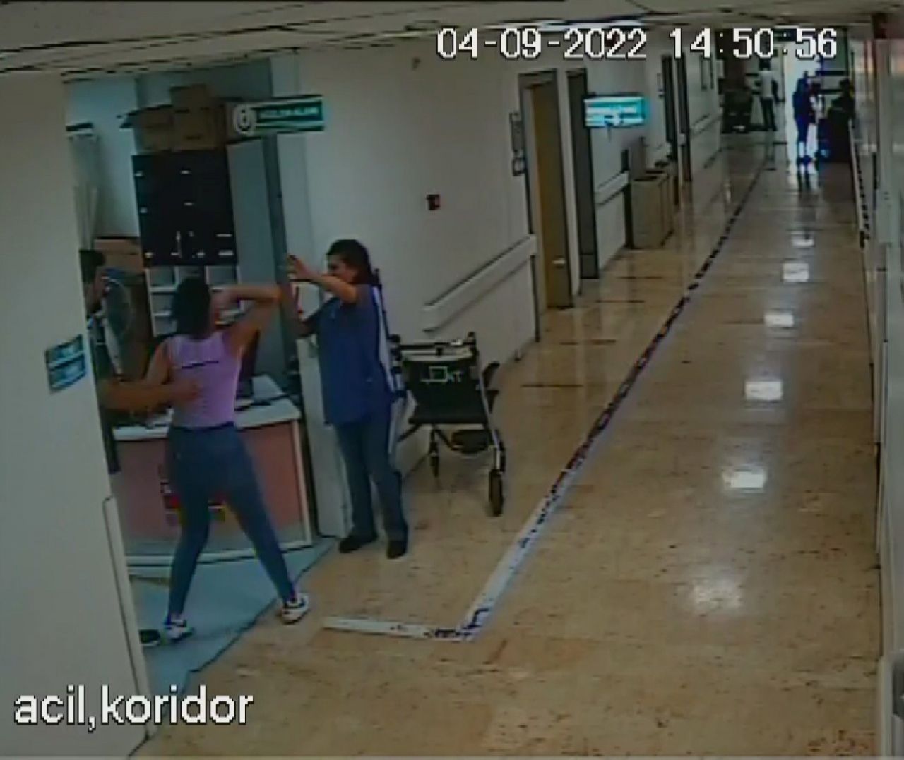Hastane savaş alanına döndü! Anne ile kızı serum takmayan doktora saldırdı... Tutuklama kararı! 6