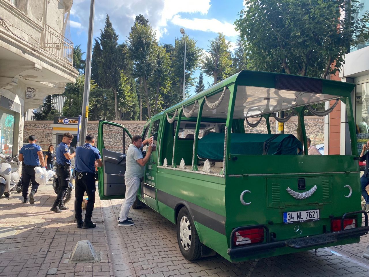 Şişli'de iş hanında dehşet! Merdiven korkuluklarına asılı halde bulundu 1