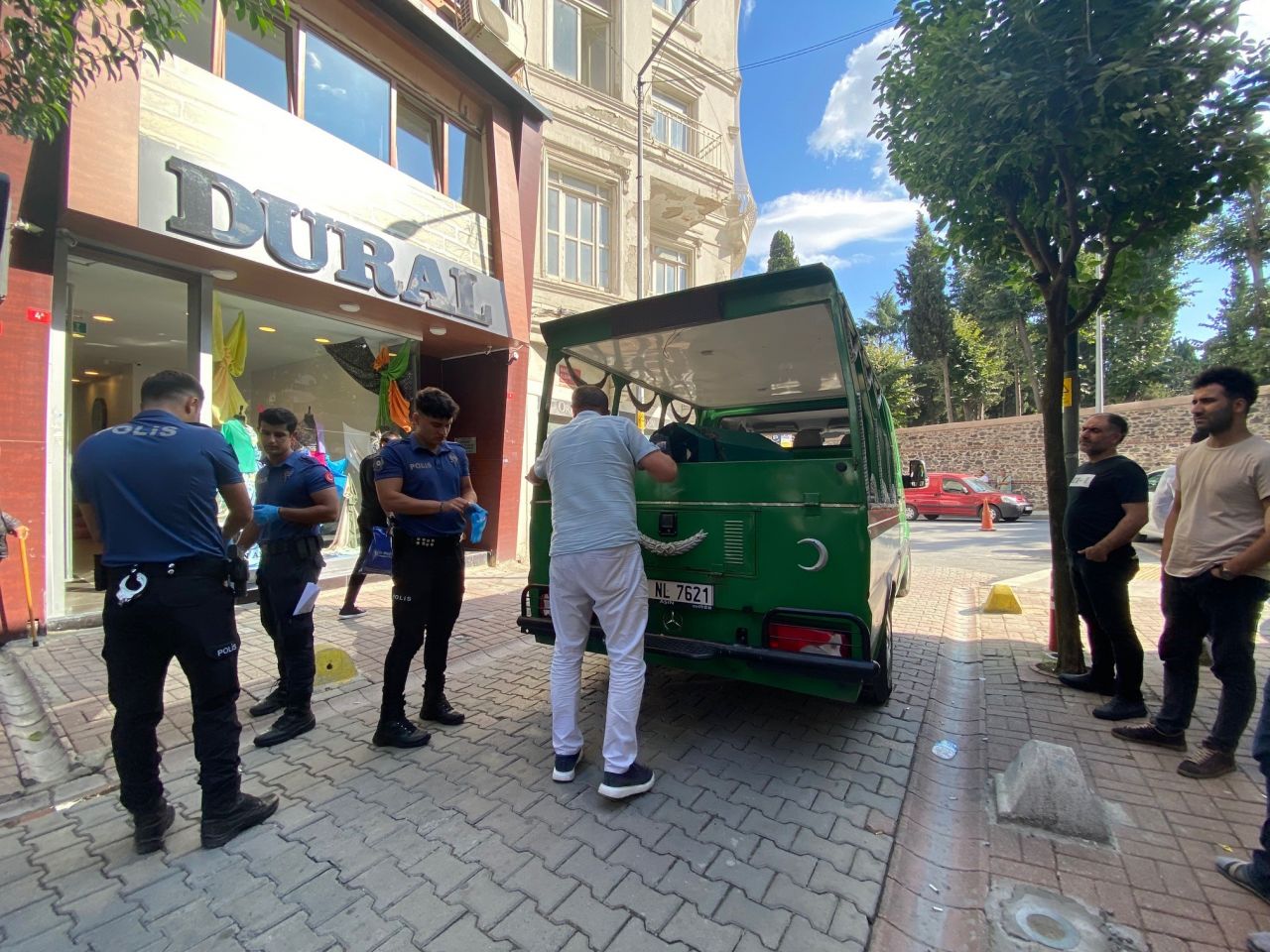 Şişli'de iş hanında dehşet! Merdiven korkuluklarına asılı halde bulundu 2