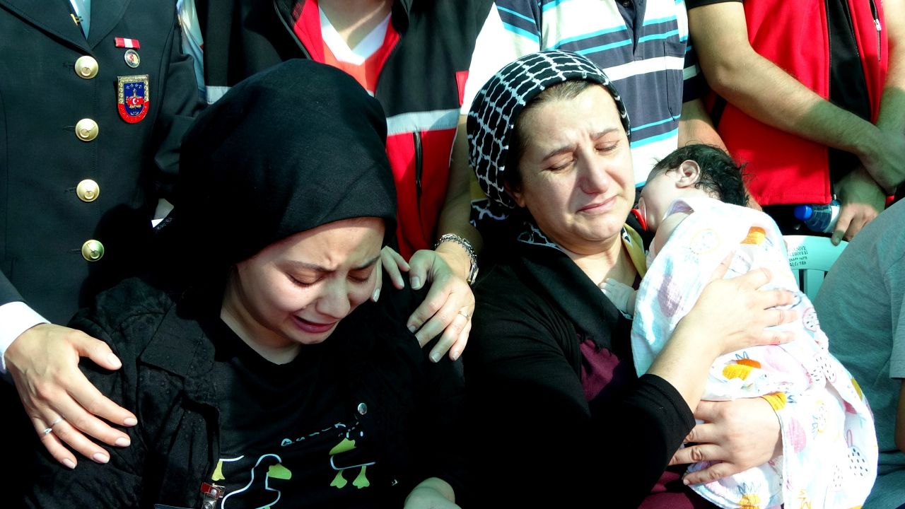Pençe-Kilit şehidi Fatih Kalkan son yolculuğuna uğurlandı 7