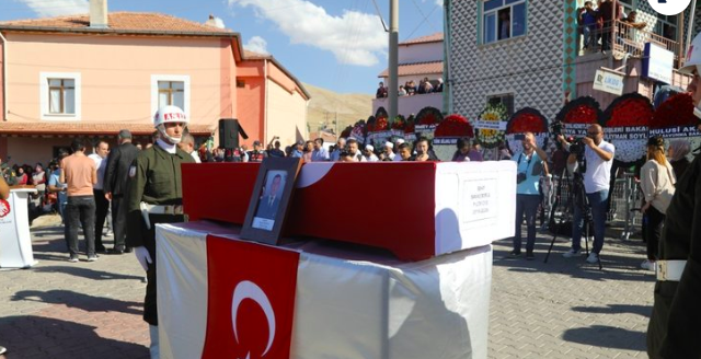 Şehit cenazesine çelenk gönderen Kemal Kılıçdaroğlu'na tepki yağdı: "Teröriste terörist diyemiyorlar" 1