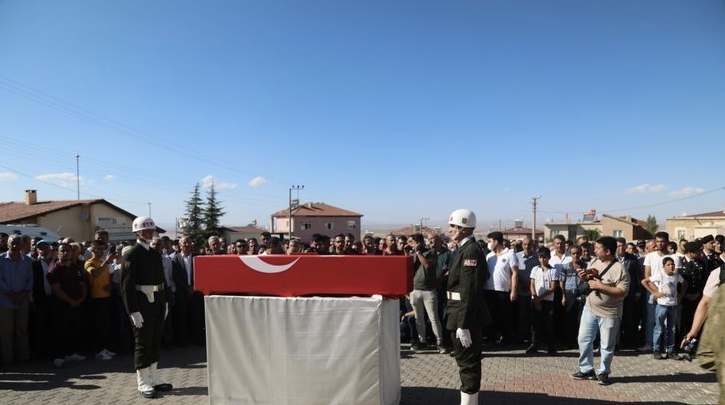 Şehit cenazesine çelenk gönderen Kemal Kılıçdaroğlu'na tepki yağdı: "Teröriste terörist diyemiyorlar" 2