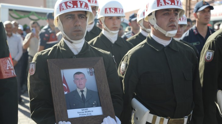 Şehit cenazesine çelenk gönderen Kemal Kılıçdaroğlu'na tepki yağdı: "Teröriste terörist diyemiyorlar" 3