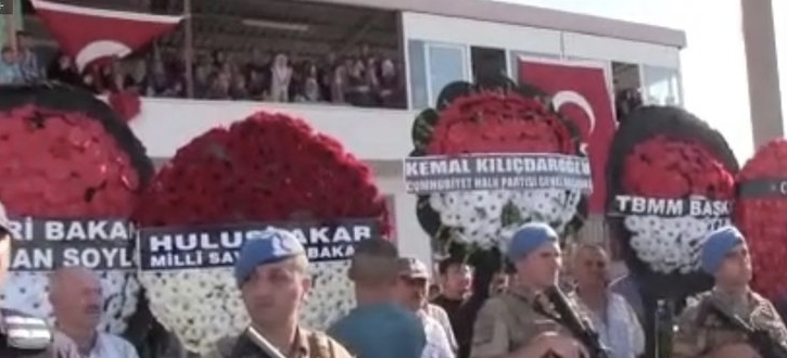 Şehit cenazesine çelenk gönderen Kemal Kılıçdaroğlu'na tepki yağdı: "Teröriste terörist diyemiyorlar" 4