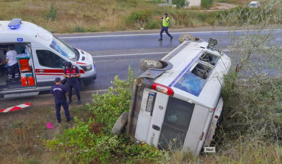 Kontrolden çıkan servis minibüsü devrildi: 7 yaralı 5