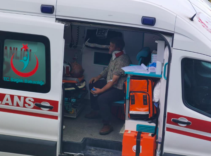 Kontrolden çıkan servis minibüsü devrildi: 7 yaralı 1