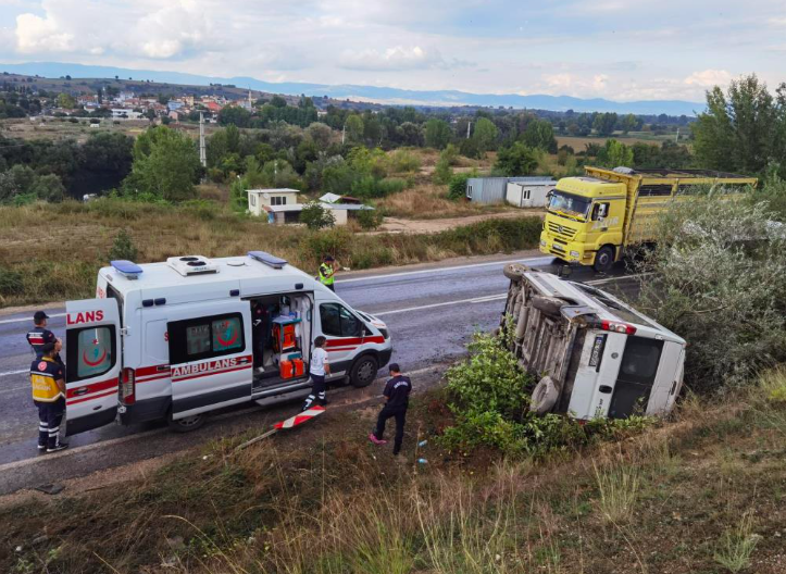 Kontrolden çıkan servis minibüsü devrildi: 7 yaralı 4