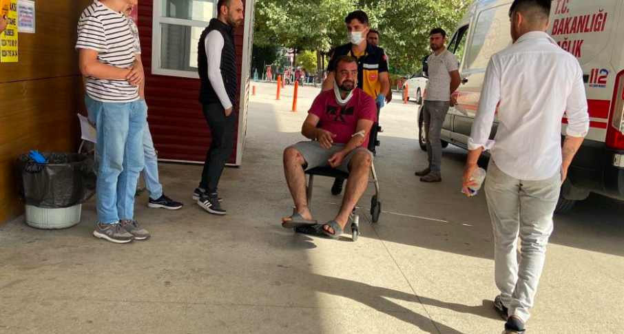 Kontrolden çıkan servis minibüsü devrildi: 7 yaralı 6