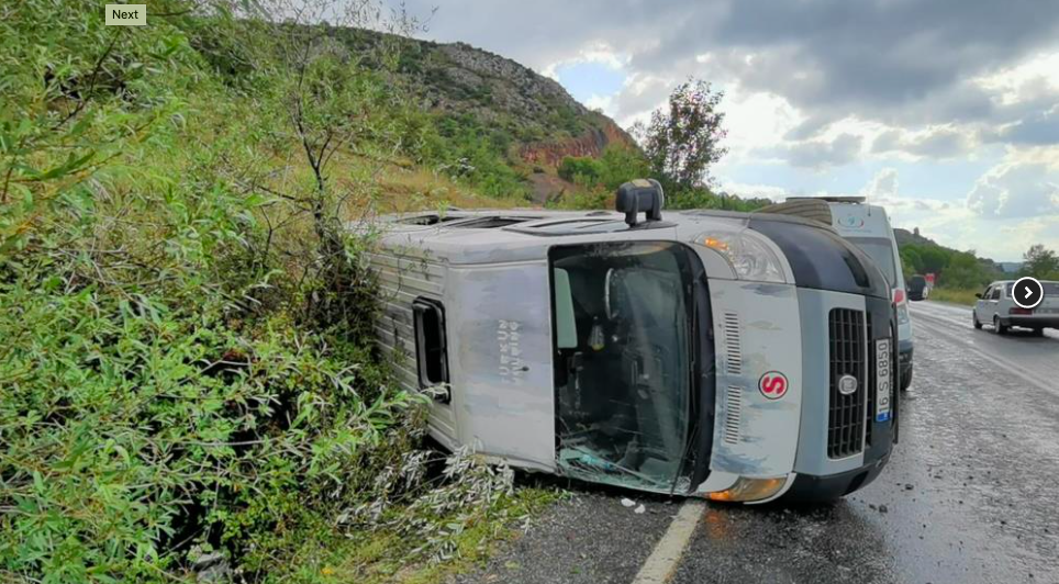 Kontrolden çıkan servis minibüsü devrildi: 7 yaralı 2