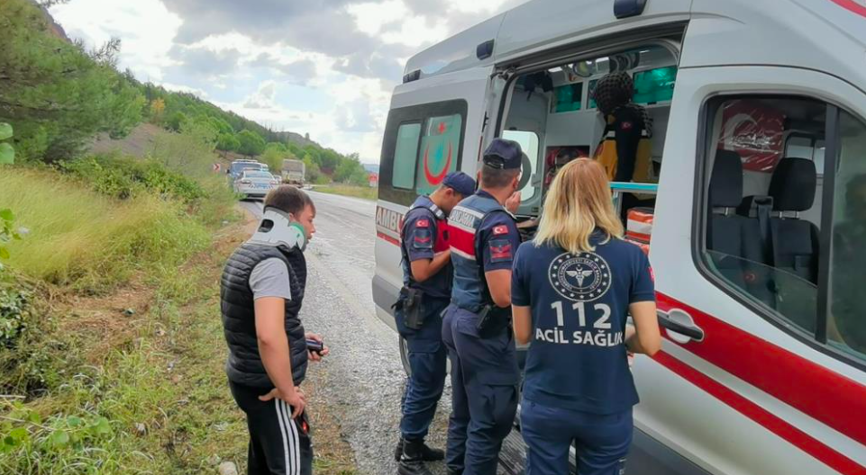 Kontrolden çıkan servis minibüsü devrildi: 7 yaralı 3