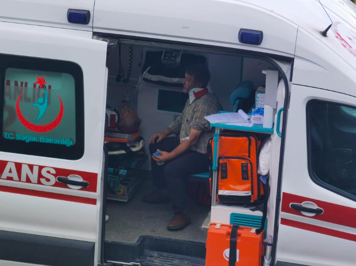 Kontrolden çıkan servis minibüsü devrildi: 7 yaralı 8