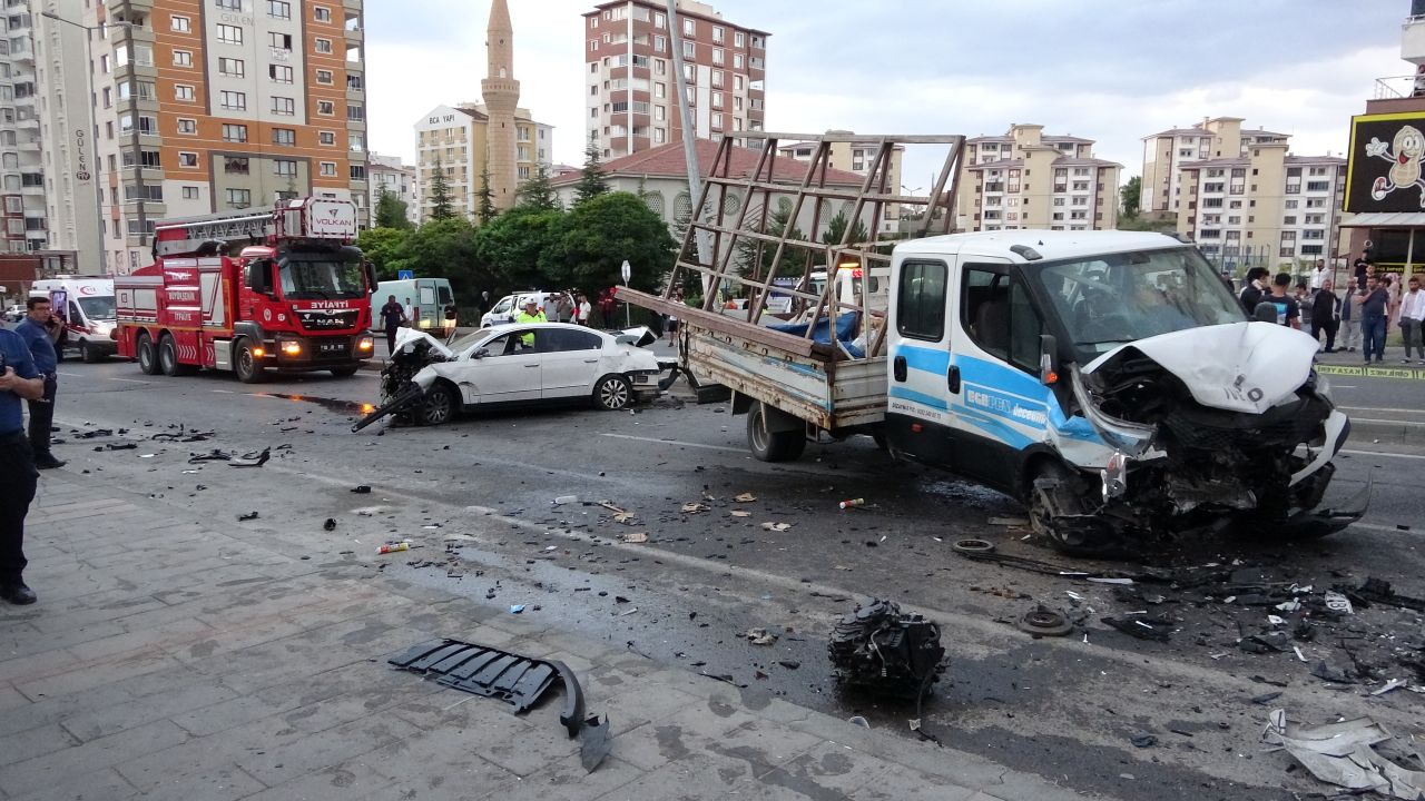 Kayseri'de 3 araç çarpıştı, ortalık savaş alanına döndü: 1'i ağır 3 yaralı 1