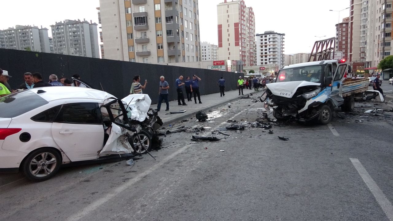Kayseri'de 3 araç çarpıştı, ortalık savaş alanına döndü: 1'i ağır 3 yaralı 2