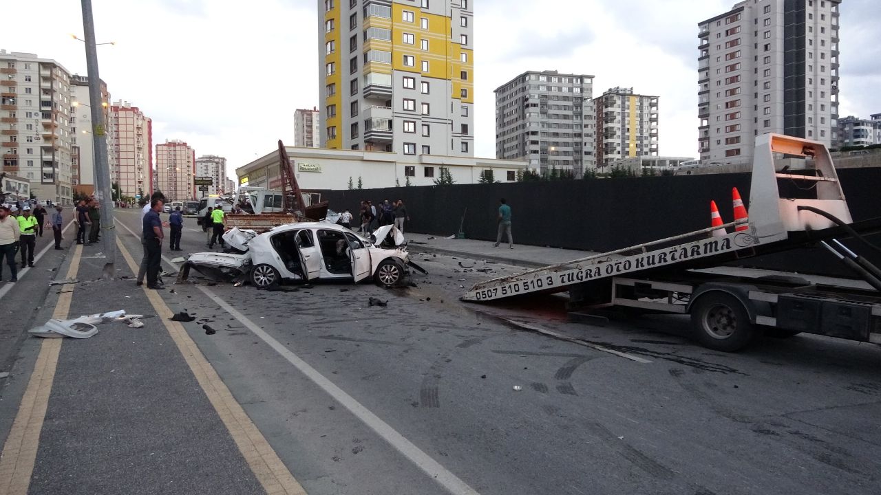 Kayseri'de 3 araç çarpıştı, ortalık savaş alanına döndü: 1'i ağır 3 yaralı 3