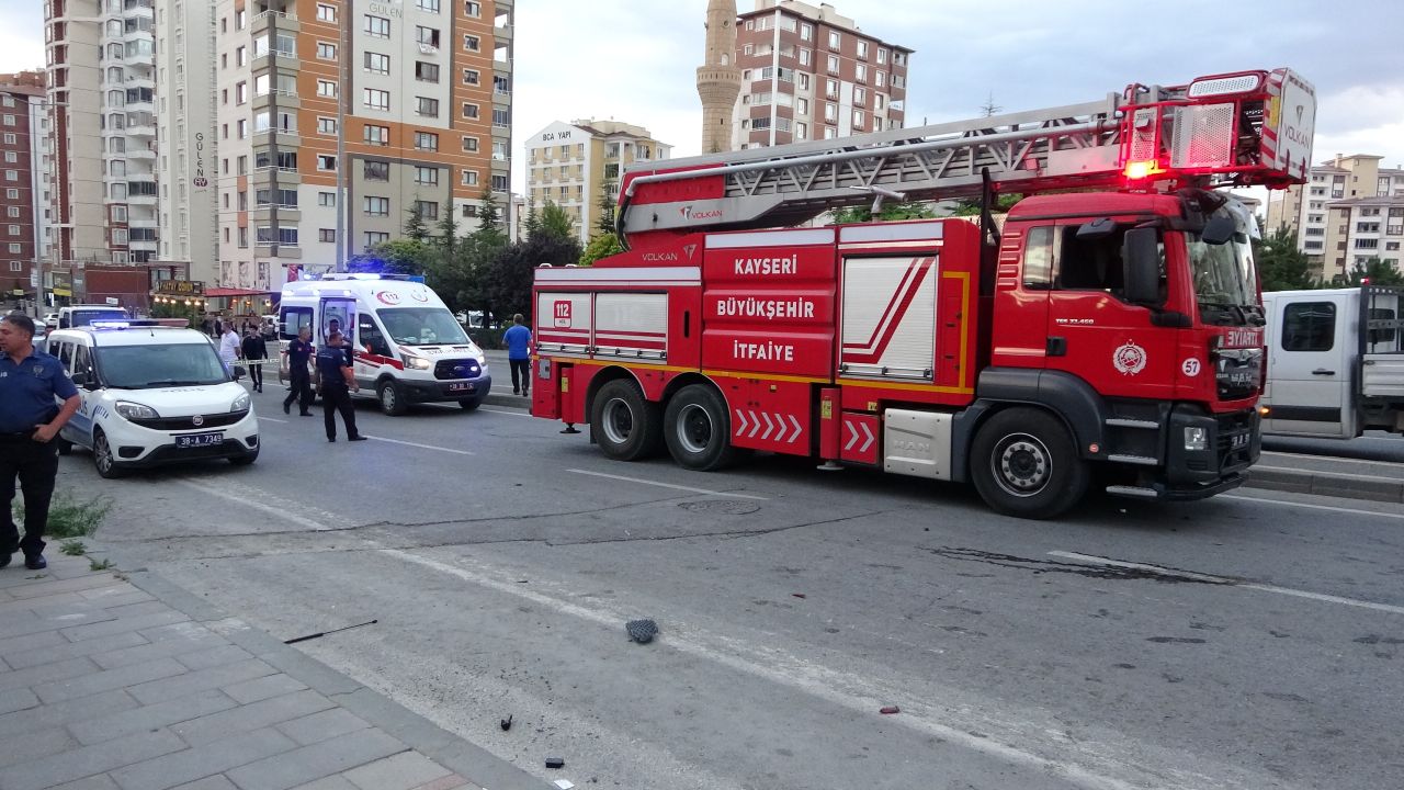 Kayseri'de 3 araç çarpıştı, ortalık savaş alanına döndü: 1'i ağır 3 yaralı 5