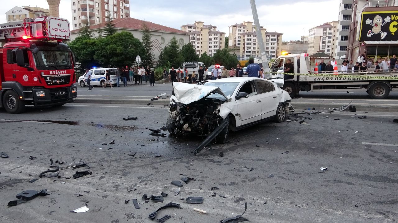 Kayseri'de 3 araç çarpıştı, ortalık savaş alanına döndü: 1'i ağır 3 yaralı 6