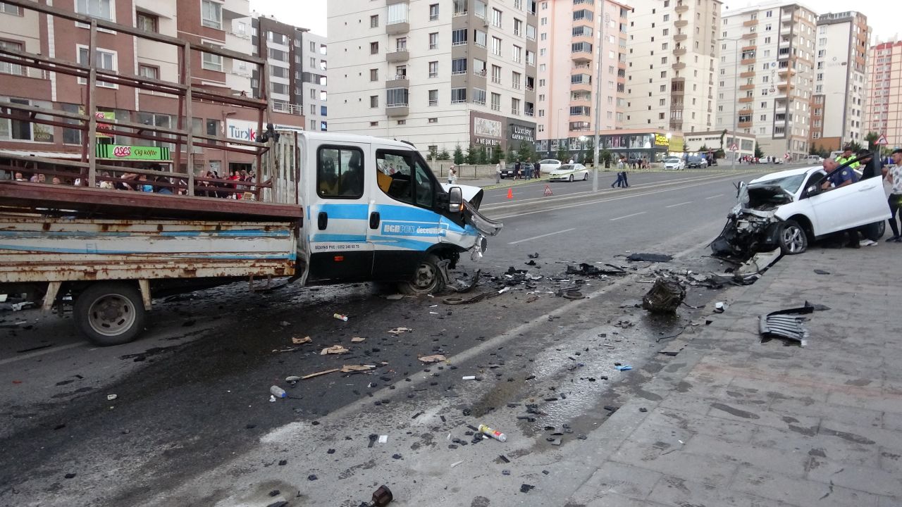 Kayseri'de 3 araç çarpıştı, ortalık savaş alanına döndü: 1'i ağır 3 yaralı 7