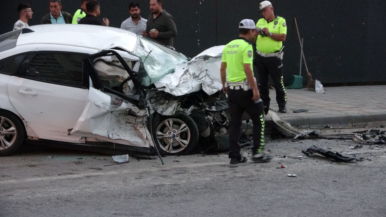 Kayseri'de 3 araç çarpıştı, ortalık savaş alanına döndü: 1'i ağır 3 yaralı 9