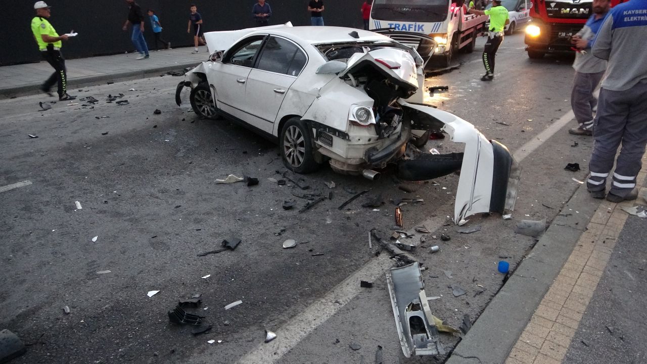 Kayseri'de 3 araç çarpıştı, ortalık savaş alanına döndü: 1'i ağır 3 yaralı 10