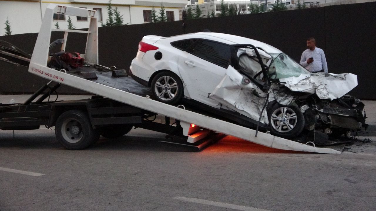 Kayseri'de 3 araç çarpıştı, ortalık savaş alanına döndü: 1'i ağır 3 yaralı 11