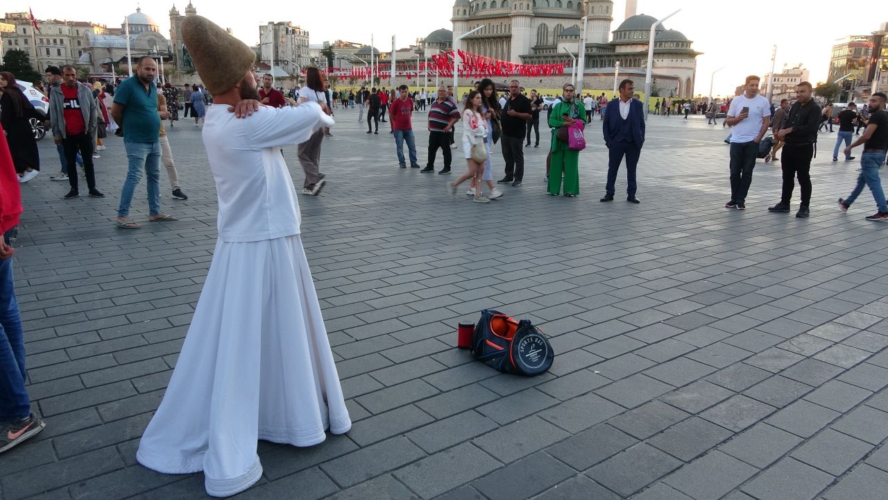 Taksim Meydanı’nda sema gösterisi büyük ilgi çekti 1