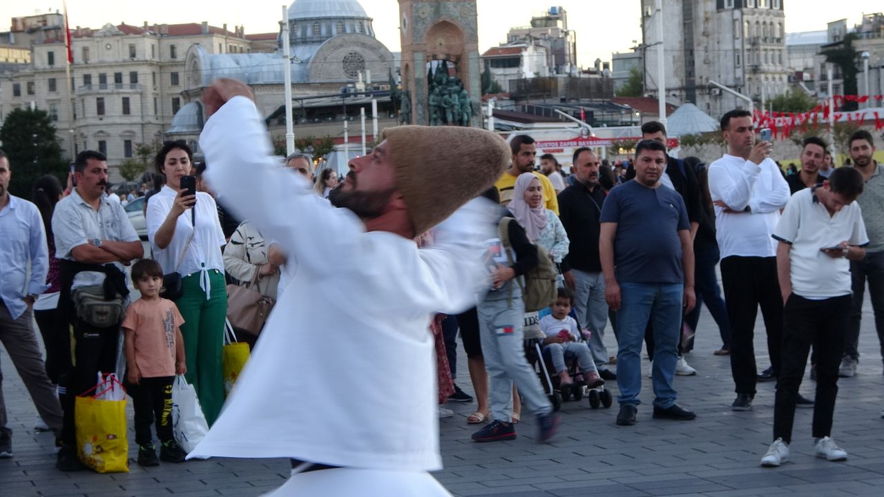 Taksim Meydanı’nda sema gösterisi büyük ilgi çekti 3