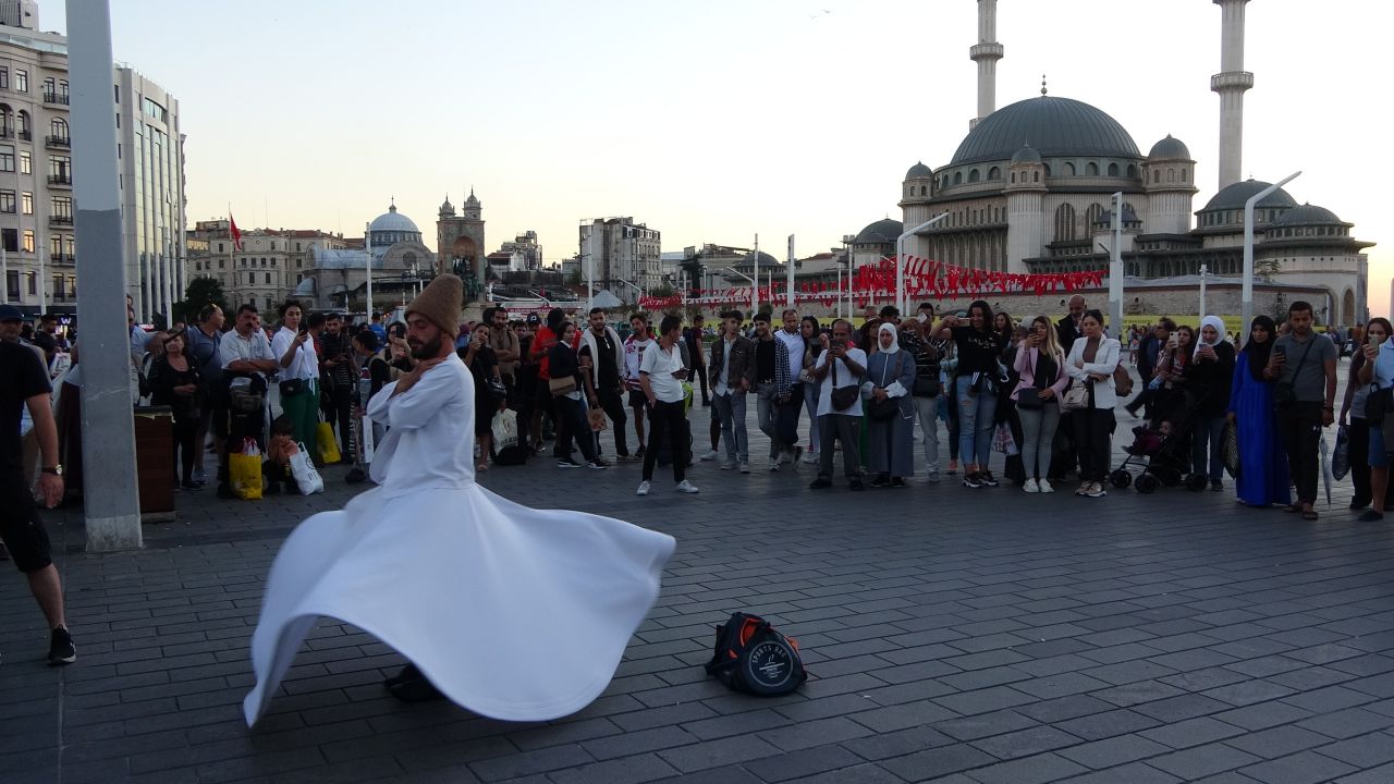 Taksim Meydanı’nda sema gösterisi büyük ilgi çekti 6