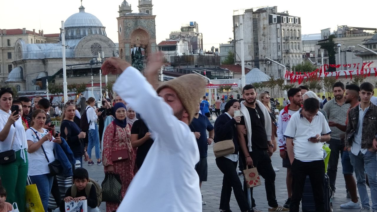 Taksim Meydanı’nda sema gösterisi büyük ilgi çekti 7