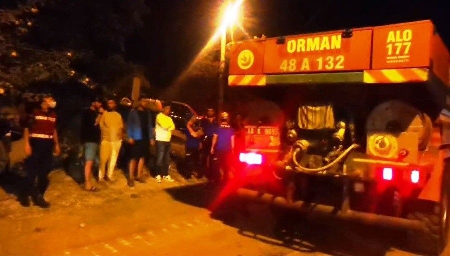 Muğla'nın Ula ilçesinde orman yangını! Rüzgar etkisini artırdı... Yerleşim yerleri tehdit altında... 3