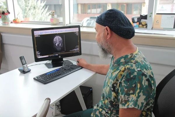 'Sürekli hapşırma' şikayetiyle doktora gitti hayatının şokunu yaşadı! Öyle bir şey çıktı ki... 4