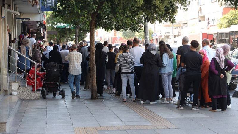 TOKİ sosyal konut projesine büyük ilgi: Bankalarda uzun kuyruklar oluştu! 2