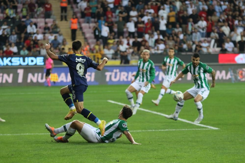 Fenerbahçe'de yıldız futbolcu devre arasında ayrılıyor! İşte yeni adresi... 2