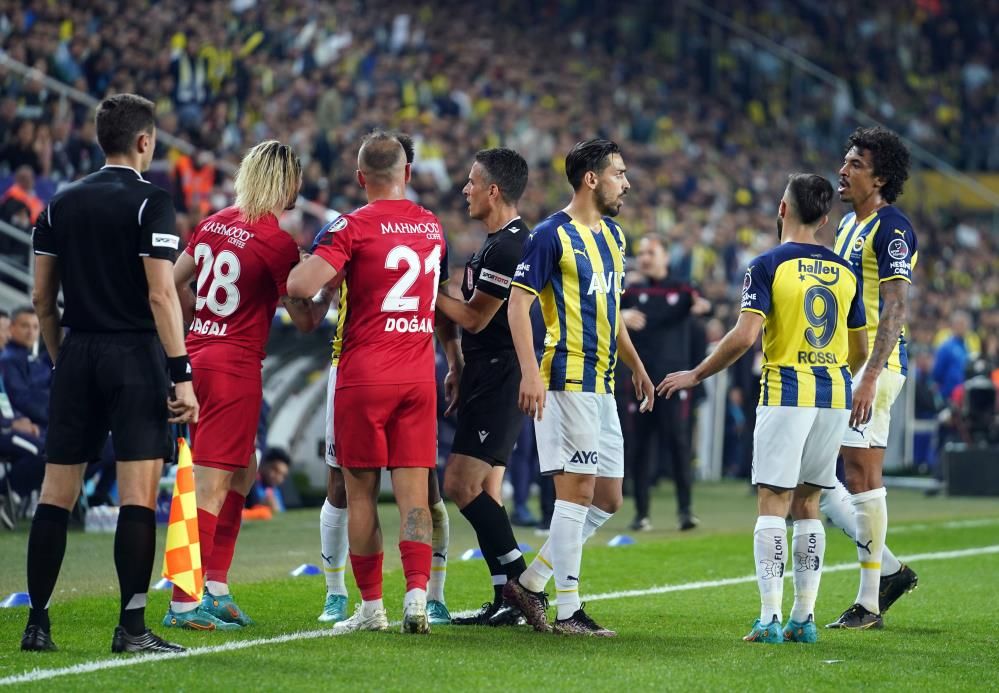 Fenerbahçe'de yıldız futbolcu devre arasında ayrılıyor! İşte yeni adresi... 4