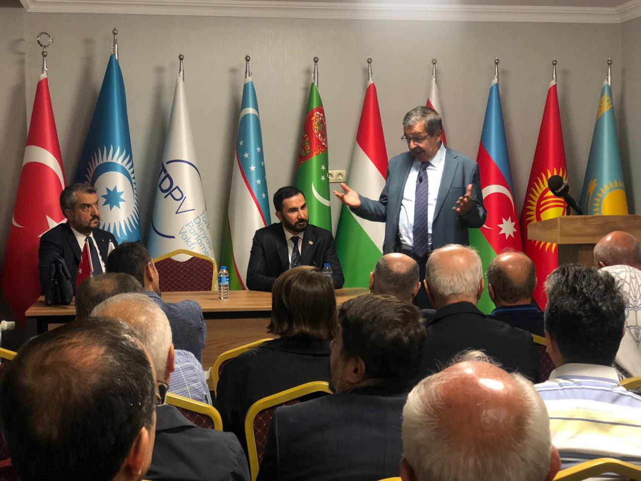 "Türkçe'nin kullanımı konusunda acınacak haldeyiz" 8