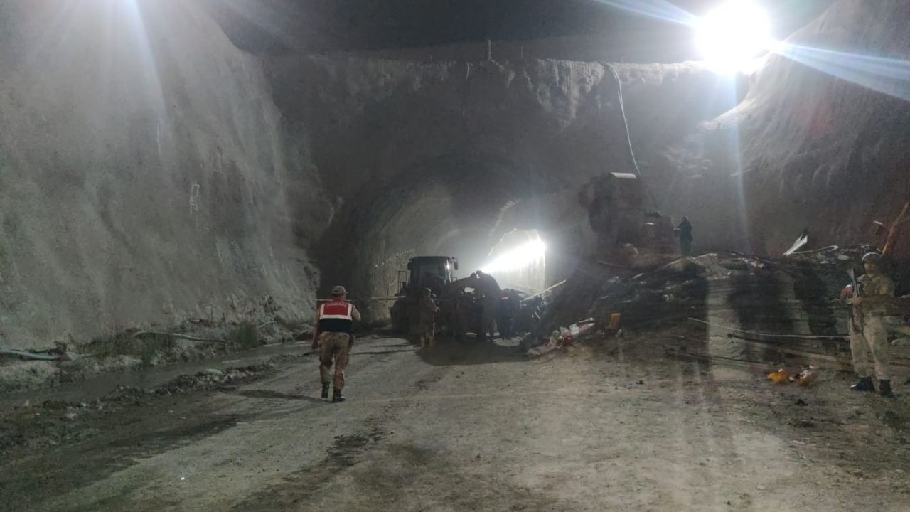 Tünel inşaatında göçük altında kalan 2 kişinin cansız bedeni bulundu 8